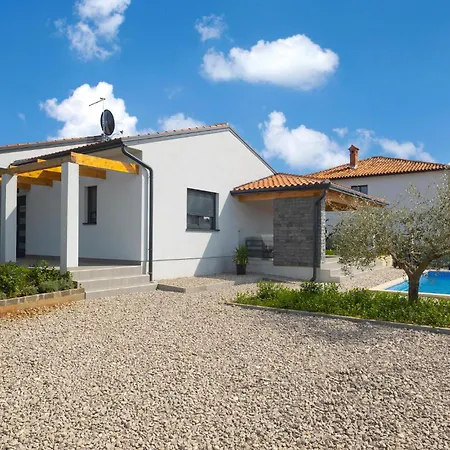 Сasa de vacaciones Stunning In Novigrad With Kitchen