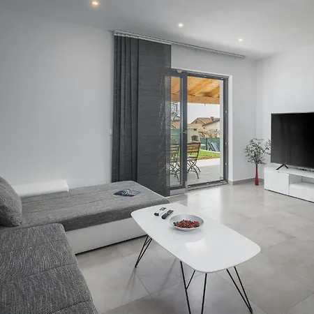 Stunning In Novigrad With Kitchen * Bužinija