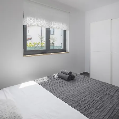 Stunning In Novigrad With Kitchen Bužinija